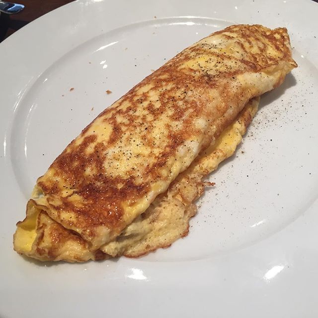 There's no finer sight on a cold wet morning in #paris than a #omlette fromage. #loveparis #lovefiod