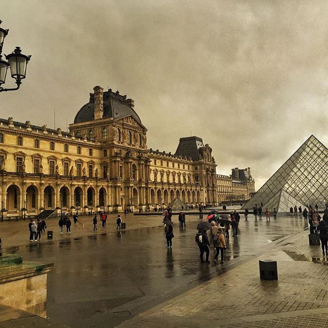 Rainy day at the #louvre but still Kitts of people going in #havingfun #loveparis #culture #pictureoftheday #landscapephotography #paris